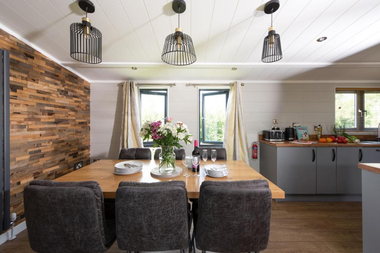 Primrose Lodge, 25 Roadford Lake Lodges 리프턴 외부 사진